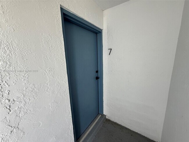 Foto del edificio - 180 NE 57th St