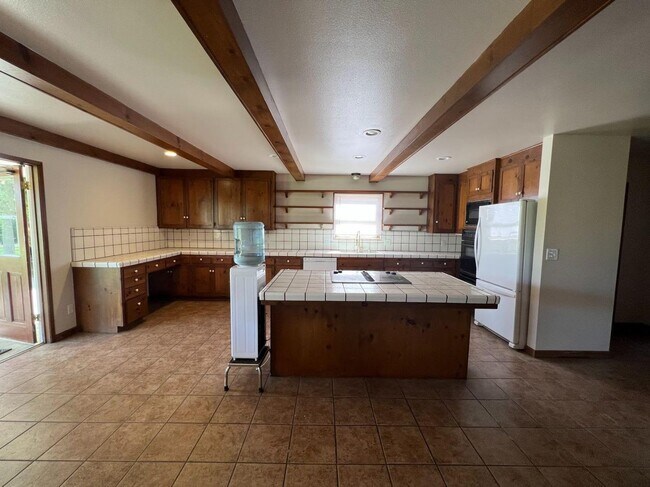 Building Photo - Beautiful Country Home with Solar!