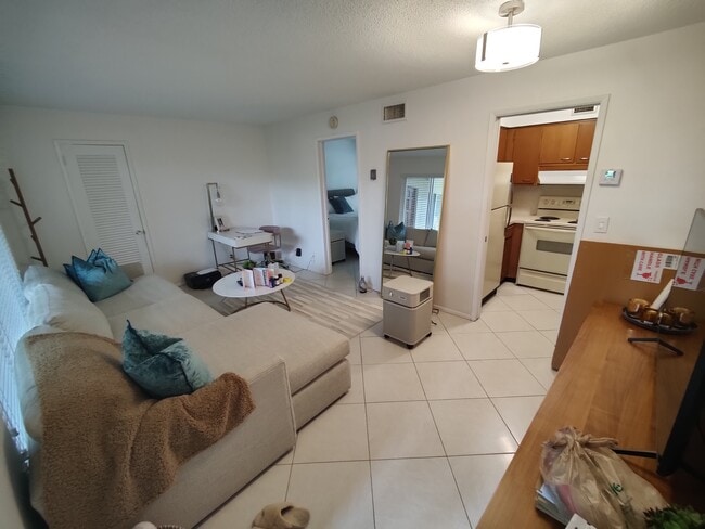 Building Photo - 301 E Royal Palm Rd