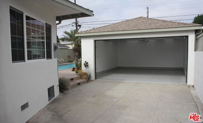 Building Photo - 7120 Alverstone Ave