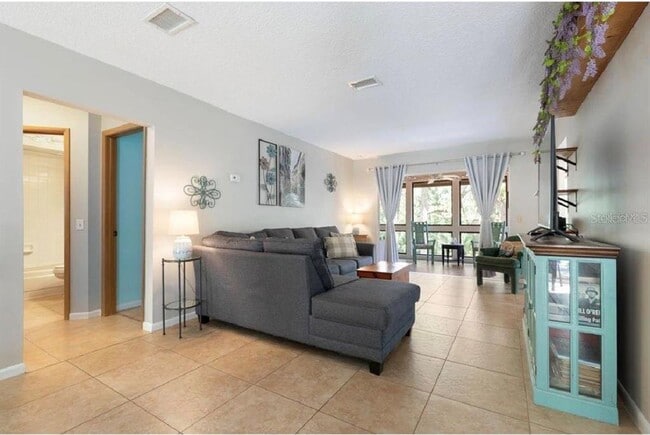 Building Photo - 8 Fairways Cir