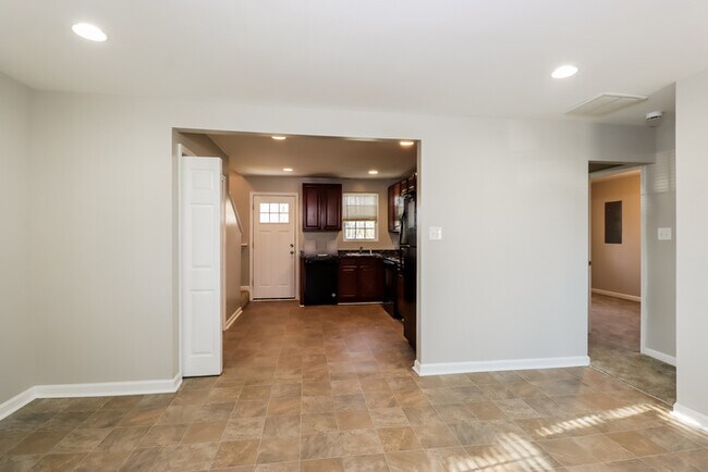 Building Photo - 1908 Madison Rd- cute 3 bedroom 1.5 bath h...