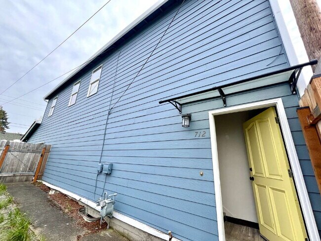 Foto del edificio - Beautifully Renovated 3 Bedroom Apartment on the 2nd Floor