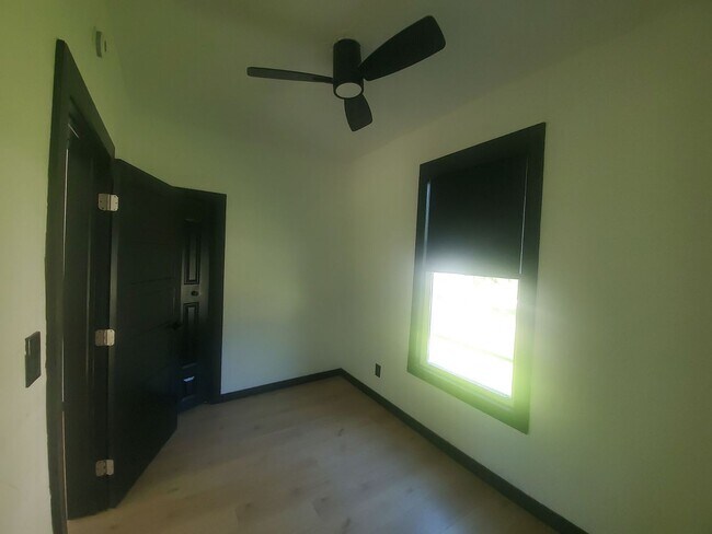 Foto del edificio - 1360 E 93rd St