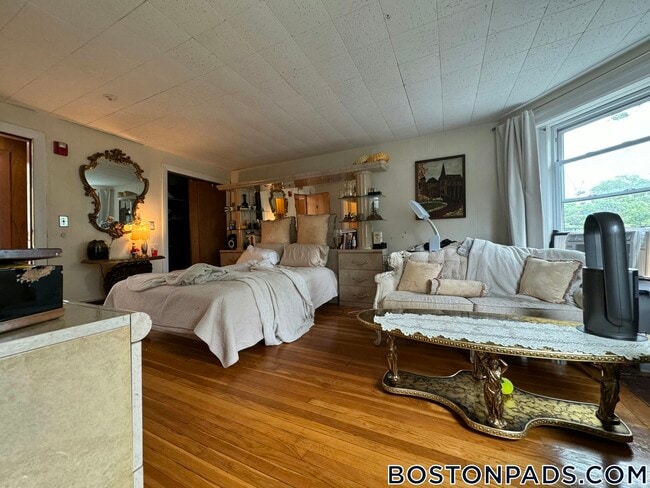 Building Photo - 1063 Beacon St