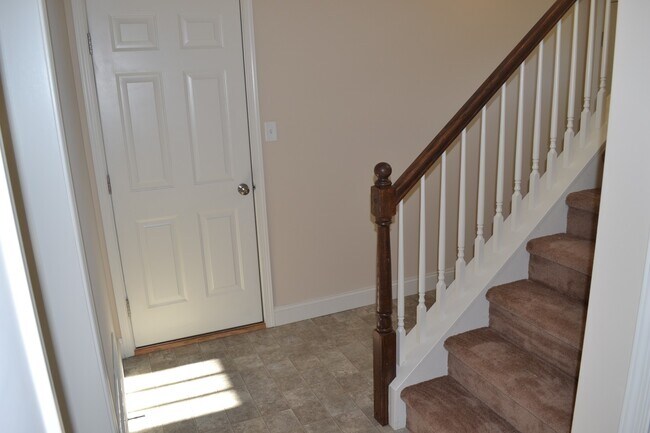 Foto del edificio - Beautiful Bi-level  Home w/ 2 car Garage and Central AC. One Pet OK!