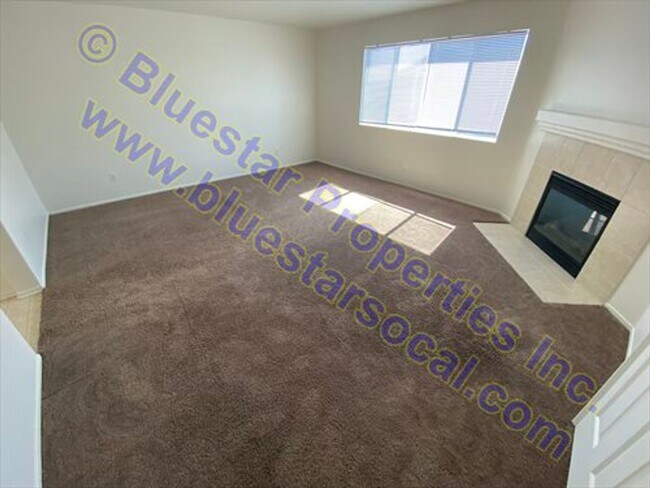 Foto del edificio - Beautiful 2 Story Home with 3 Car Garage In Victorville