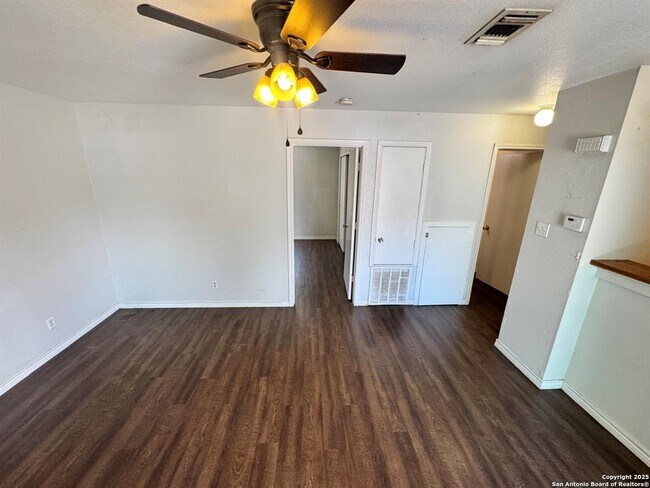 Foto del edificio - 830 W Hutchins Pl