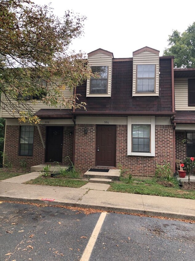 Primary Photo - 3 bedroom, 2.5 bathroom townhome: Timber R...