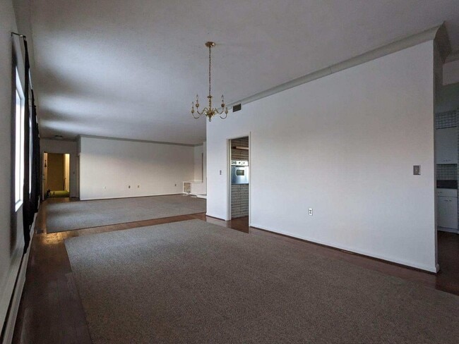 Building Photo - Awesome Downtown Apartment