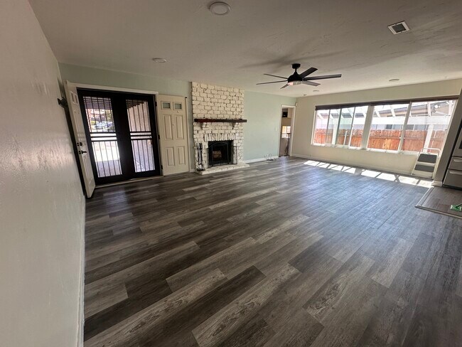 Foto del edificio - 9230 Pine Valley Dr
