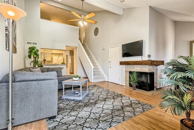 Foto del edificio - 2425 Holly Hall St