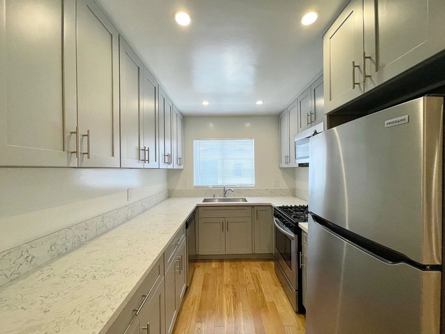 Building Photo - You will not want to miss out on this oppo...