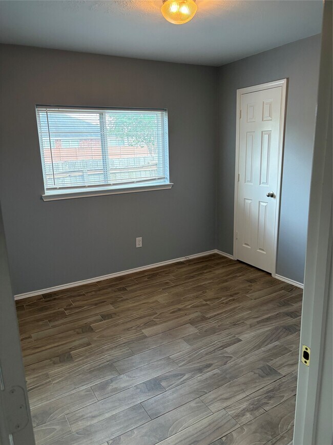 Building Photo - 7214 Crescent Mills Dr