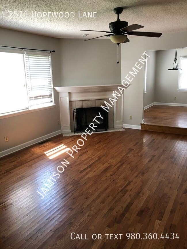 Foto del edificio - 2511 Hopewood Ln