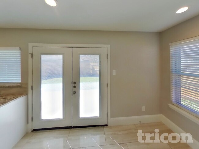 Building Photo - 606 Perdido Dr