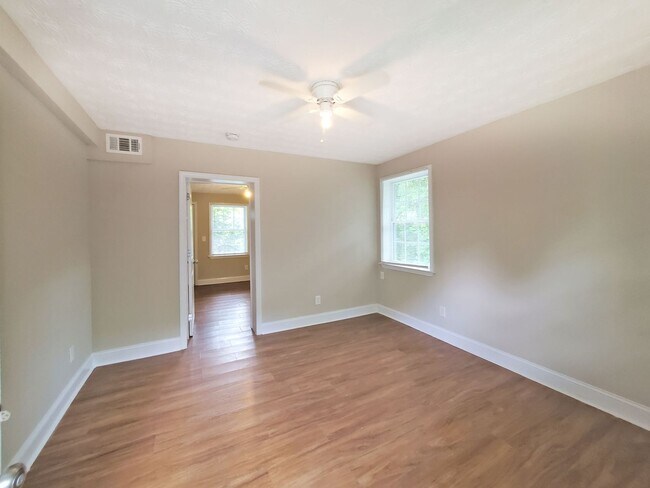 Foto del edificio - COMING SOON: One bedroom 1 bath apartment - Housing Vouchers accepted