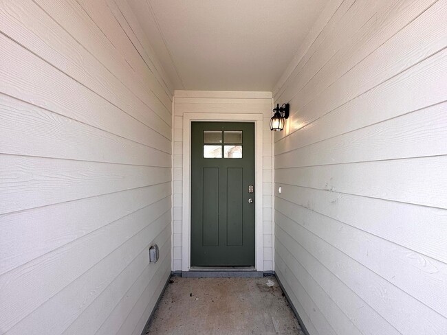 Building Photo - Well Set, 4 Bedrooms 2 Bathrooms Single Story Home for rent in Beautiful Carillon Community in Ma...