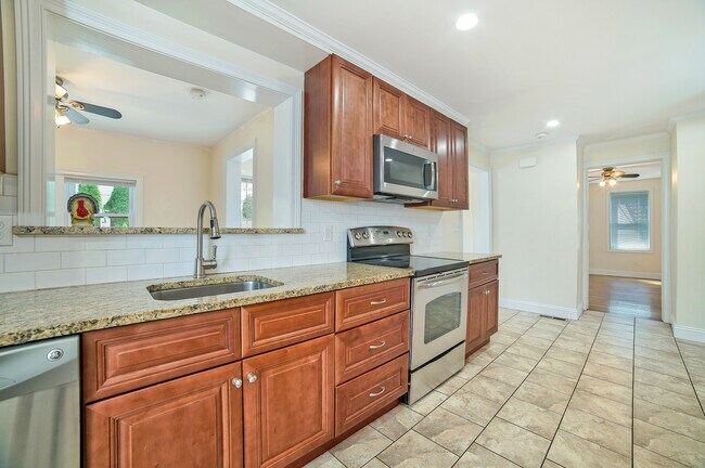 Foto del edificio - 99 Maple Ave