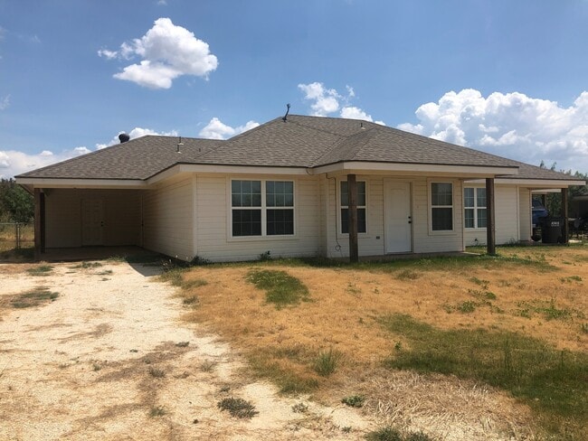 Building Photo - 3 bedroom, 2 bath DUPLEX!