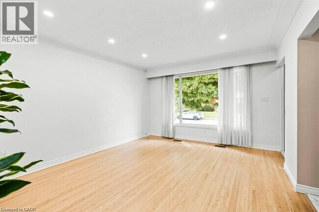 Building Photo - 25 Greeningdon Dr