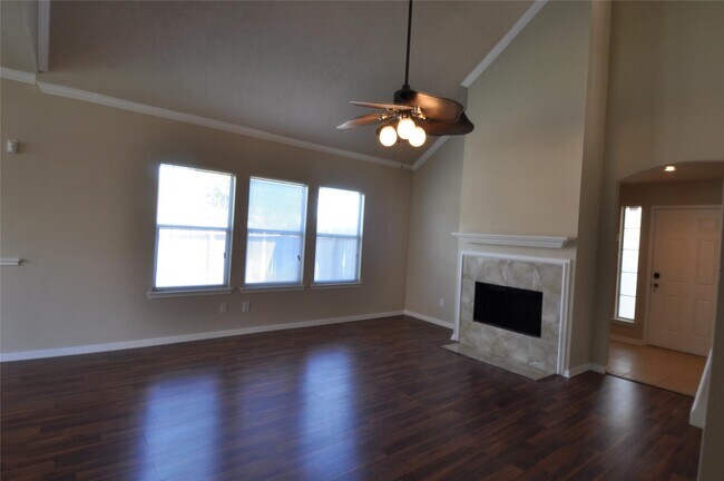 Building Photo - 5823 Ridgebluff Ln