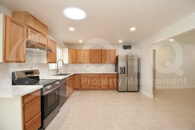 Building Photo - 935 E Wesleyan Dr