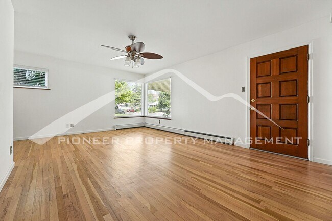 Building Photo - Beautiful Home with Washer/Dryer and Fence...