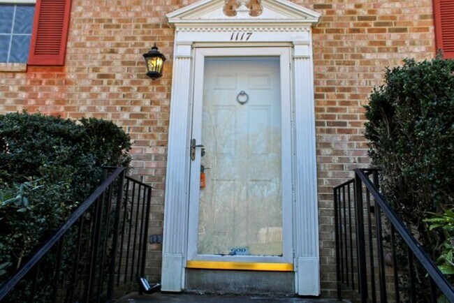 Foto del edificio - Brick Split Foyer With Large Backyard, 2 K...