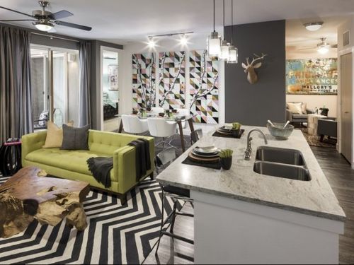 Foto del edificio - 2425 Victory Park Ln