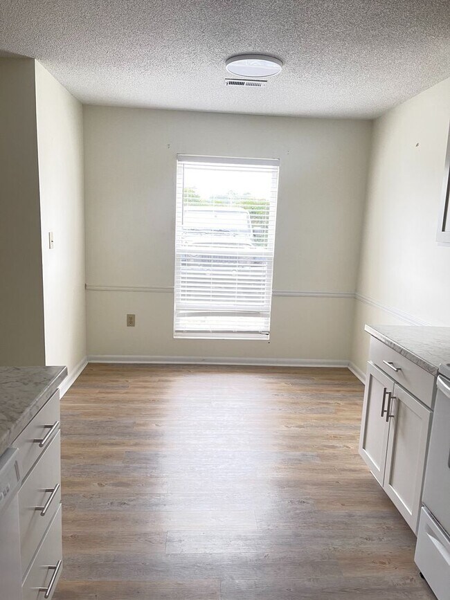 Building Photo - Newly updated 2 bedroom 1 bathroom condo.