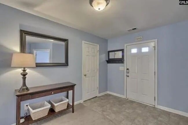 Building Photo - Great Location with Plenty of Space.