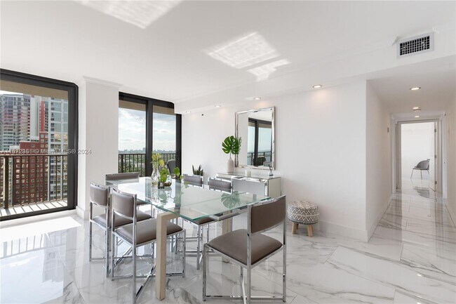 Foto del edificio - 1450 Brickell Bay Dr