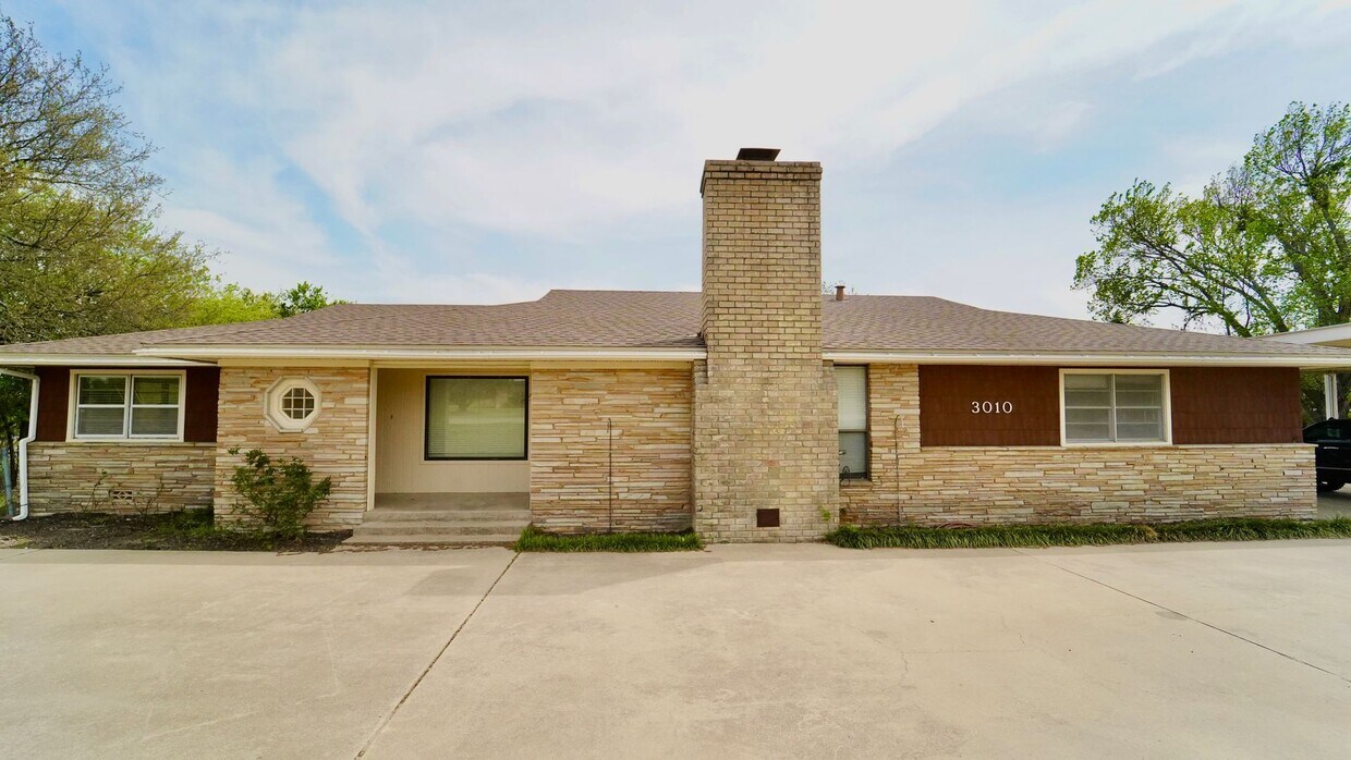 Foto principal - COMING SOON FOR LEASE! 3 BR - 2 BA Home wi...