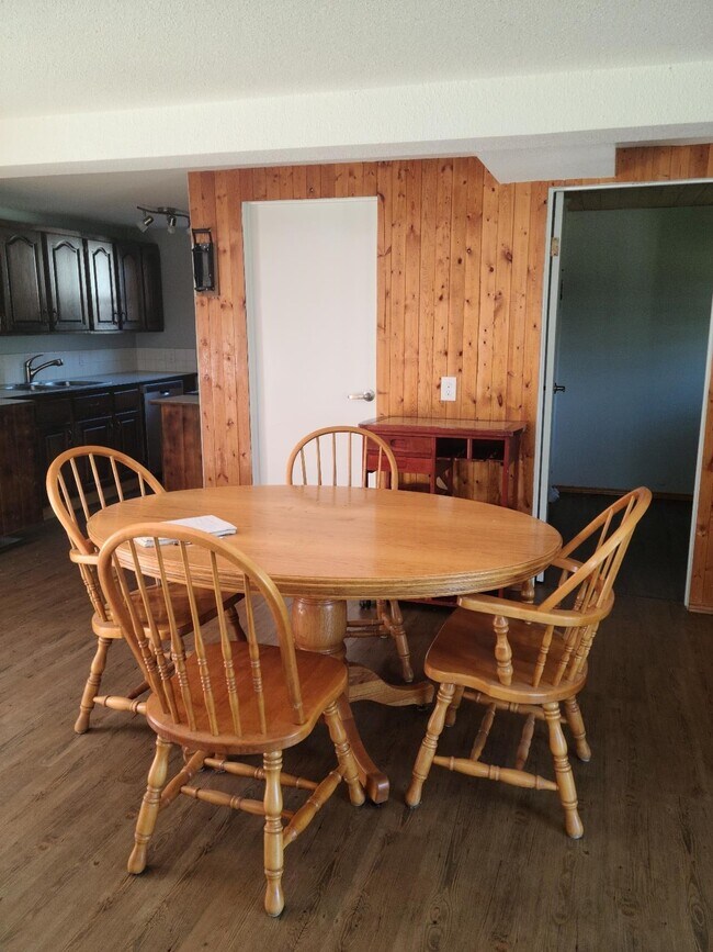 Photo du bâtiment - 2 Bed 1 Bath Unit in Sylvan Lake, AB