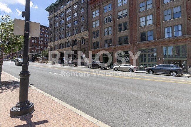 Foto del edificio - 700 Broadway Blvd