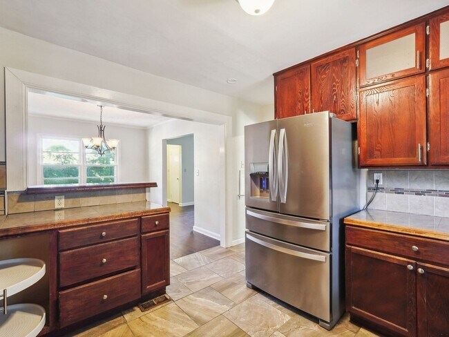 Building Photo - Pet Friendly 3 Bedroom/2 Bathroom Single F...