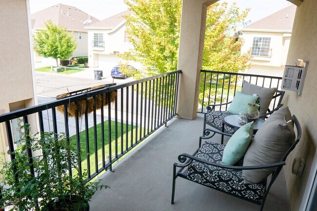 Foto del edificio - 2 br, 2 bath Townhome - 1591 West 3180 Nor...
