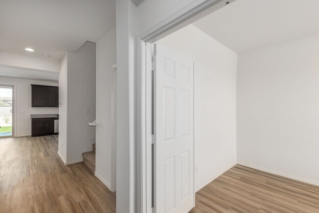 Building Photo - NEWER CONSTRUCTION HOME WITH 3 BED/2 BATH ...