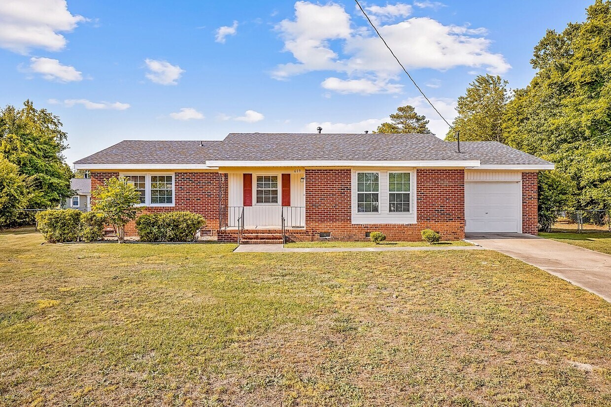 Foto principal - 4 bedroom 2 bathroom in mature neighborhood