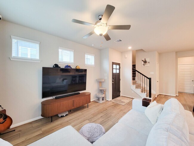 Foto del edificio - A true gem on a quiet corner lot, this spacious and sun-filled home is tucked away from street no...