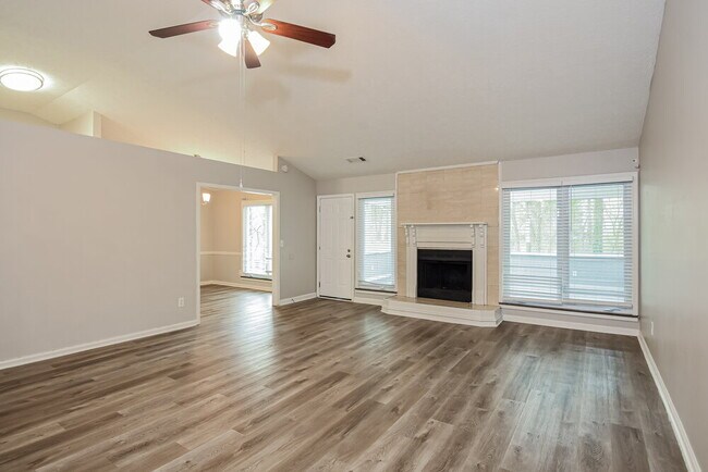 Foto del edificio - 110 River Oaks Dr