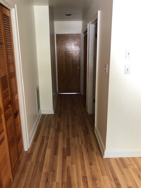 Entrada al dormitorio principal con baño principal a la derecha. - 407 McCauley St