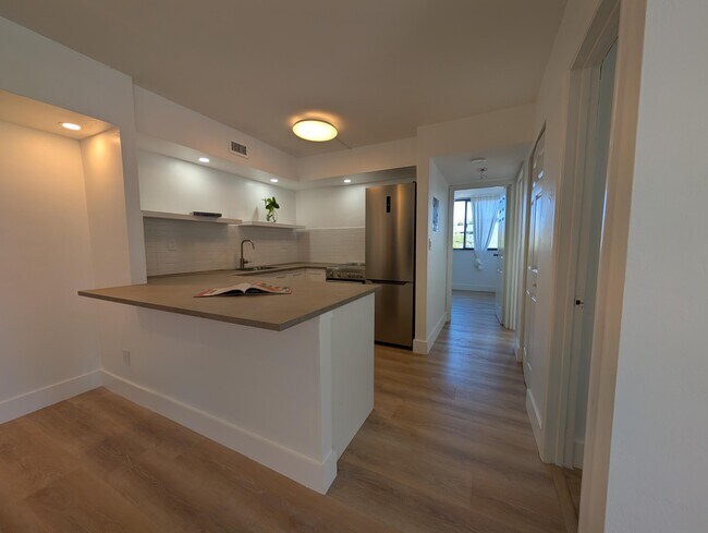Foto del edificio - 2715 Tigertail Ave