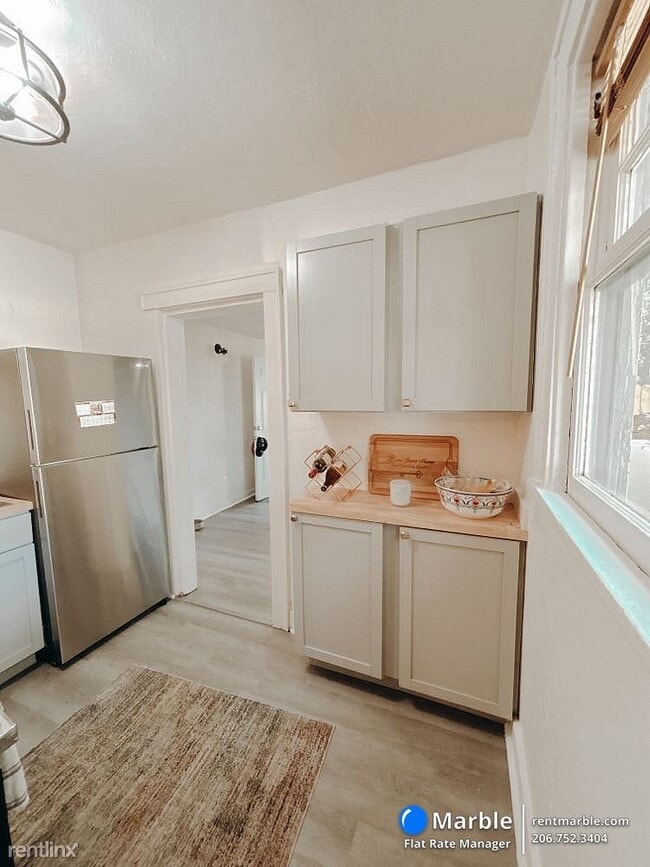 Building Photo - 3 br, 1 bath House - 2720 E Surrey Dr