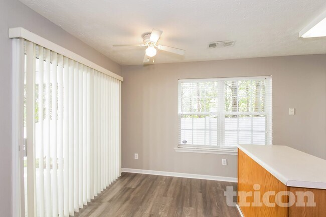 Foto del edificio - 130 Silver Fox Trail