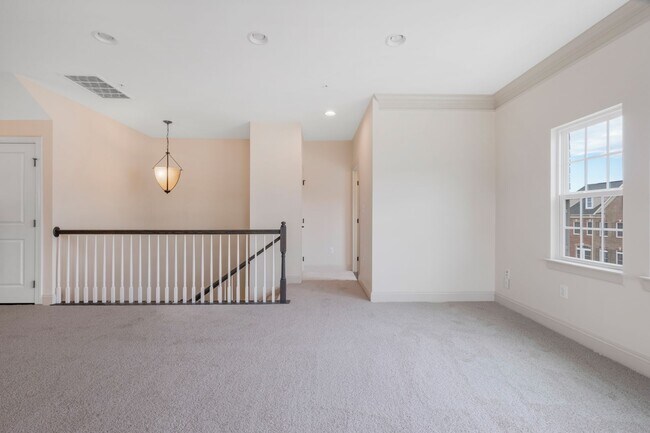 Foto del edificio - Beautiful 3 BR/2.5 BA EOG Townhome in Hist...