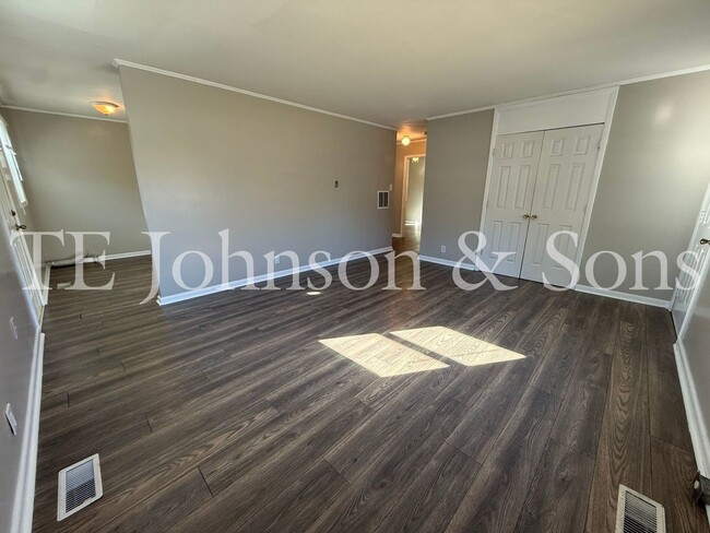 Building Photo - Cozy Greensboro Home with Modern Comforts