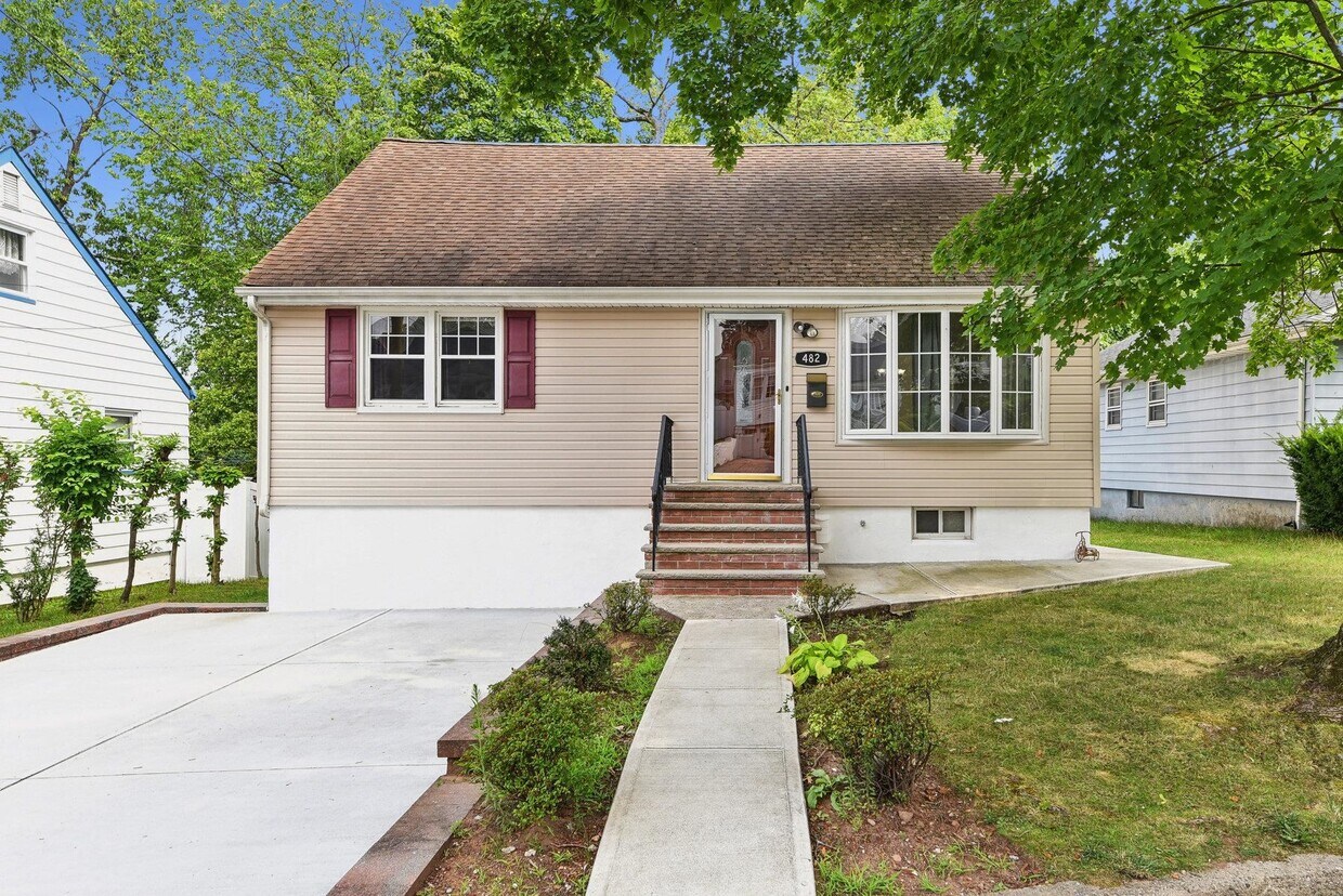 Primary Photo - 482 S Elm St