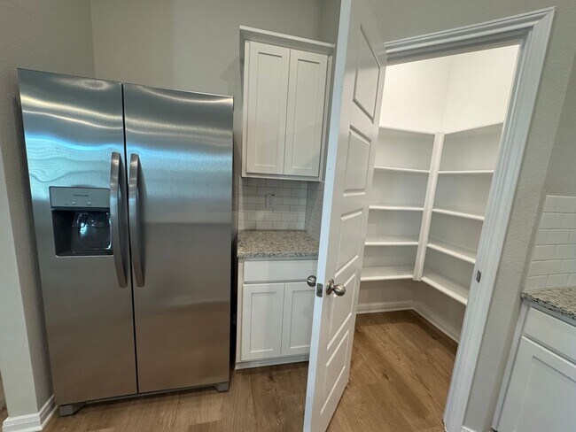 Building Photo - Stunning 4x3 Luxury Duplex in Buda, TX!